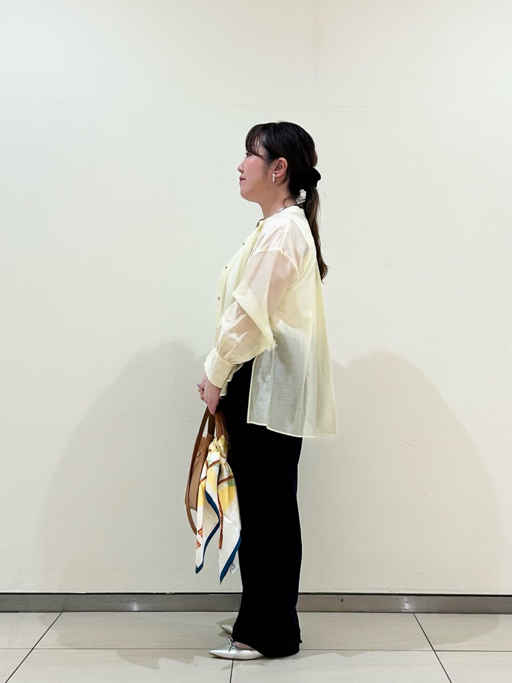 イエロー系のシャツ/ブラウス、ホワイト系のタンクトップ、ブルー系のその他パンツを着用したレディースの春コーディネートの4枚目の写真