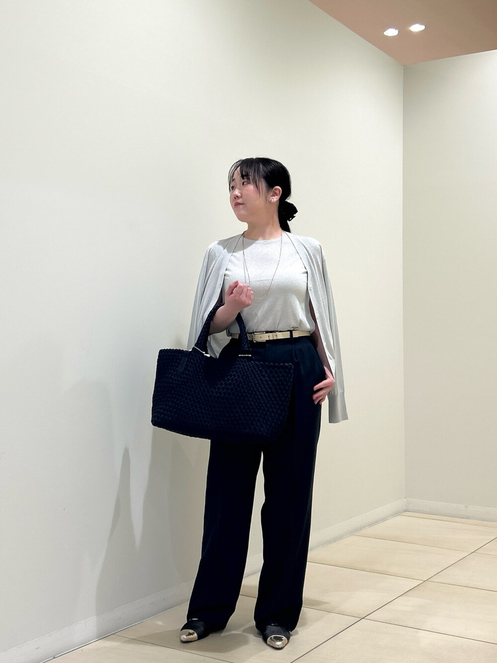 シルバー系のカーディガン/ボレロ、シルバー系のニット/セーター、ブルー系のその他パンツを着用したレディースの夏コーディネートの10枚目の写真