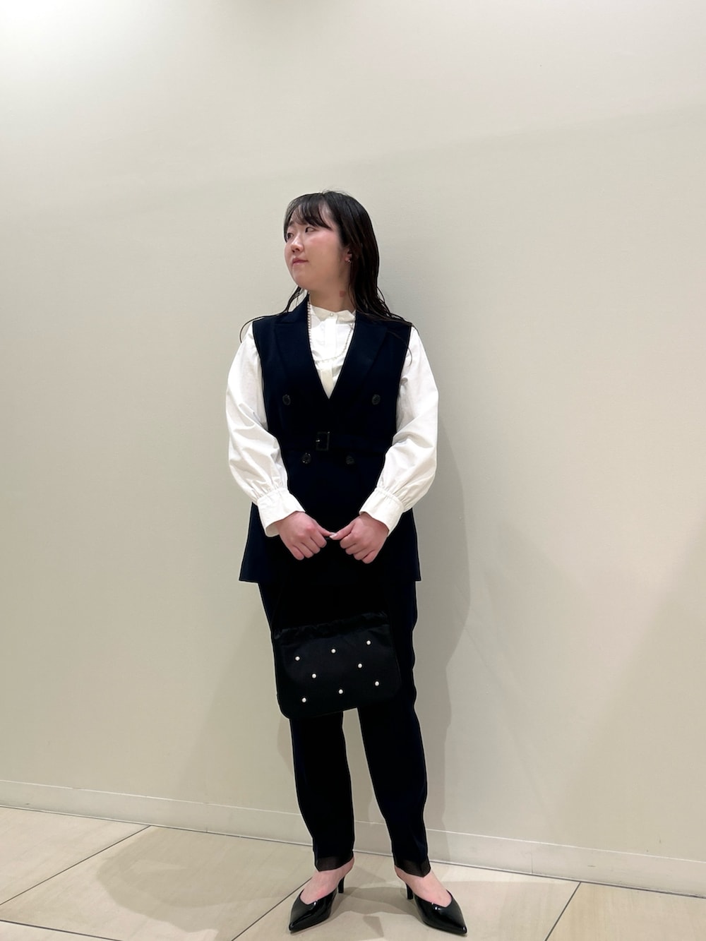 ブルー系のベスト、ブルー系のその他パンツ、ホワイト系のシャツ/ブラウスを着用したレディースの春コーディネートの8枚目の写真