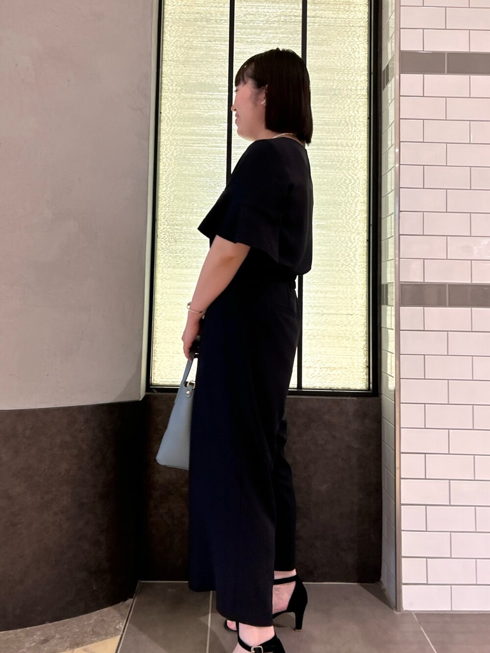 ブルー系のシャツ/ブラウス、ブルー系のトートバッグ、ブルー系のその他パンツを着用したレディースの夏コーディネートの3枚目の写真