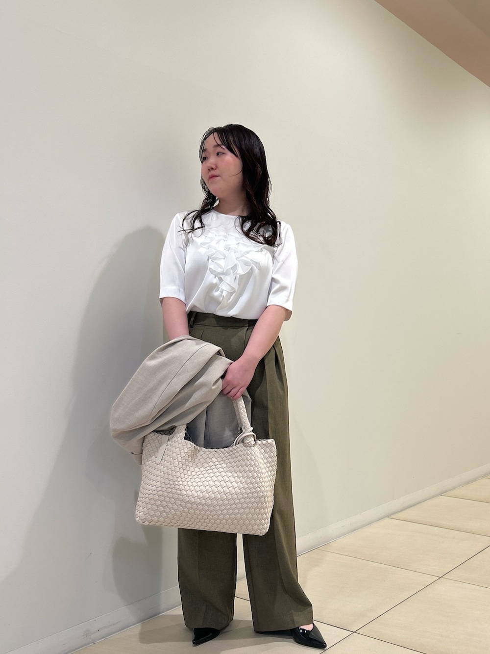 ベージュ系のテーラードジャケット、グリーン系のその他パンツ、ホワイト系のシャツ/ブラウスを着用したレディースの春コーディネートの7枚目の写真