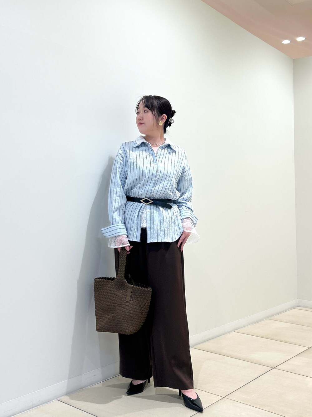ブルー系のシャツ/ブラウス、ブラウン系のその他パンツ、ホワイト系のシャツ/ブラウスを着用したレディースの秋コーディネートの5枚目の写真