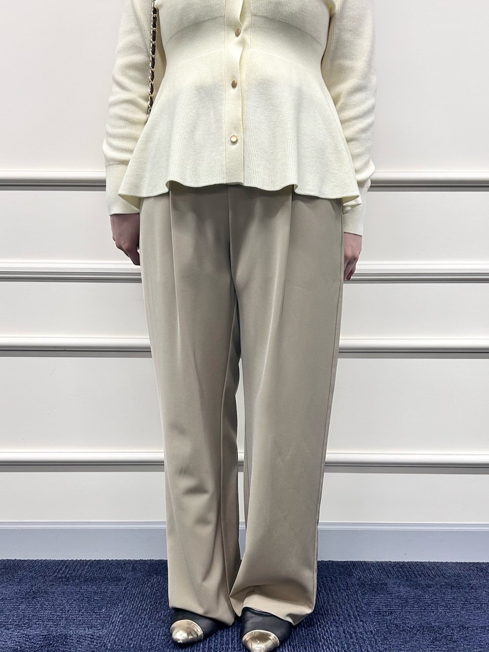 ホワイト系のカーディガン/ボレロ、ベージュ系のその他パンツ、ホワイト系のタンクトップを着用したレディースの秋コーディネートの7枚目の写真