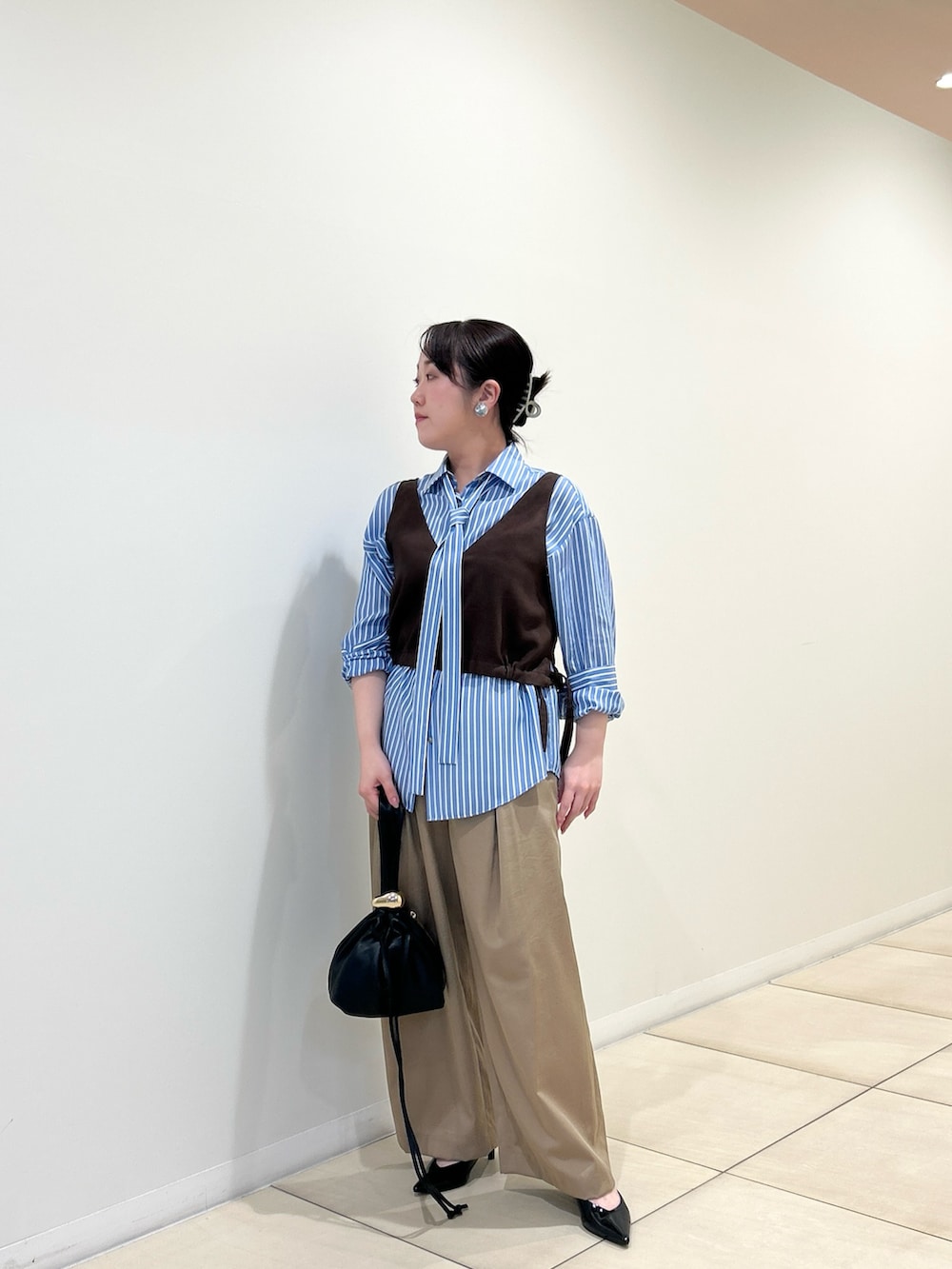 ブルー系のシャツ/ブラウス、ベージュ系のその他パンツ、ブラウン系のベストを着用したレディースの夏コーディネートの9枚目の写真