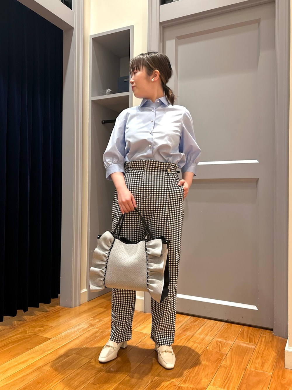 ブルー系のシャツ/ブラウス、ブラック系のその他パンツ、グレー系のトートバッグを着用したレディースの春コーディネートの7枚目の写真