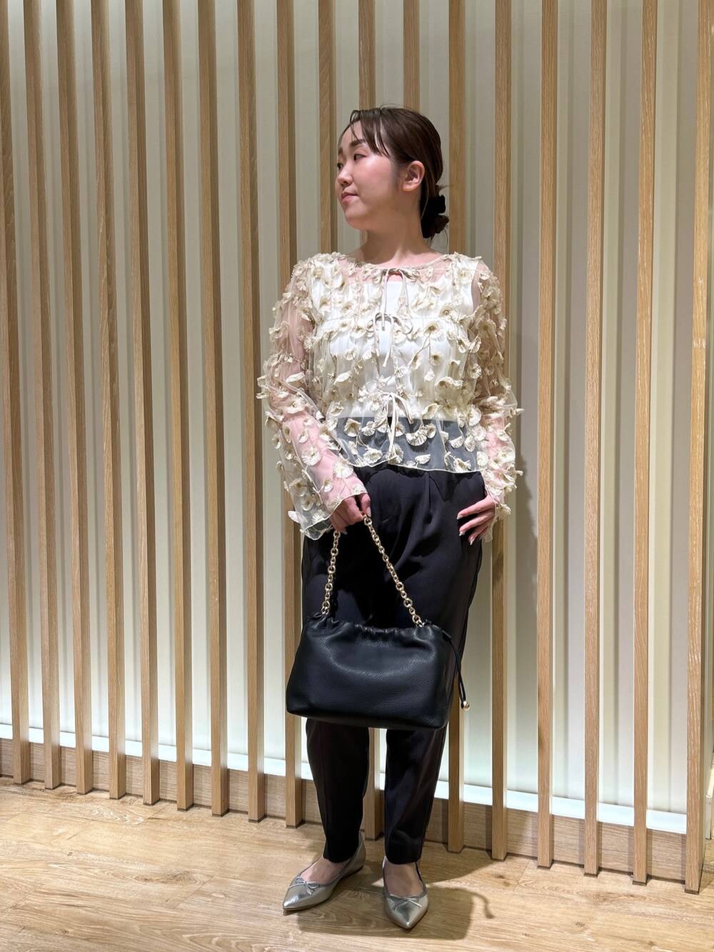 ホワイト系のシャツ/ブラウス、グレー系のその他パンツ、ホワイト系のタンクトップを着用したレディースの秋コーディネートの10枚目の写真