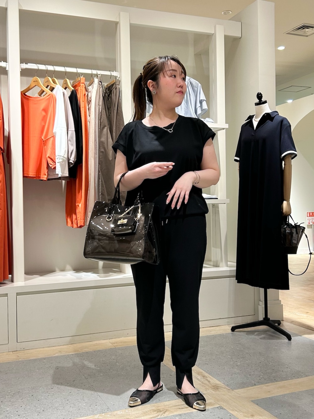 ブラック系のTシャツ/カットソー、ブラック系のその他パンツ、ブラック系のトートバッグを着用したレディースの春コーディネートの5枚目の写真