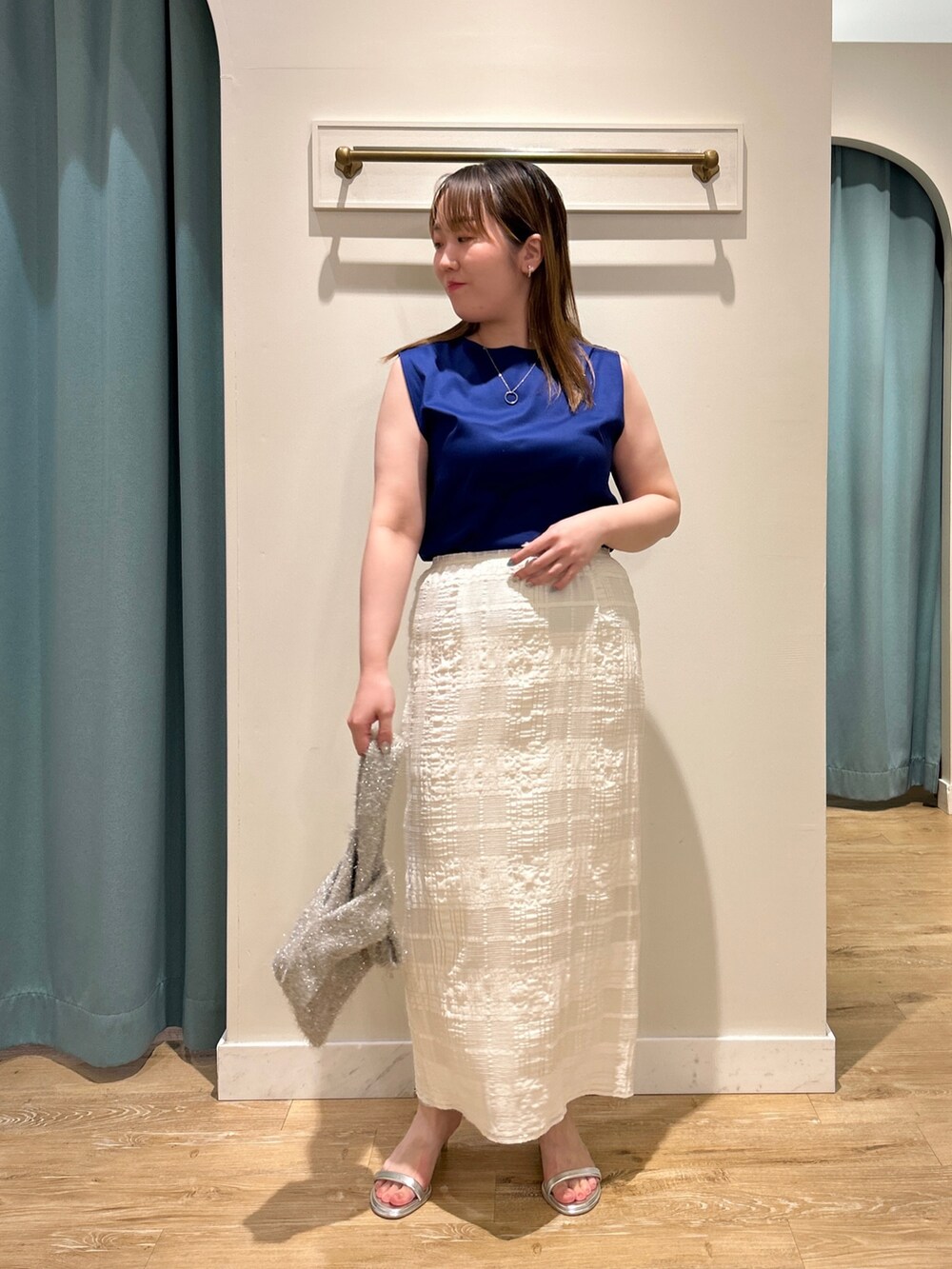 ブルー系のTシャツ/カットソー、ホワイト系のスカート、ベージュ系のバックパック/リュックを着用したレディースの夏コーディネートの10枚目の写真