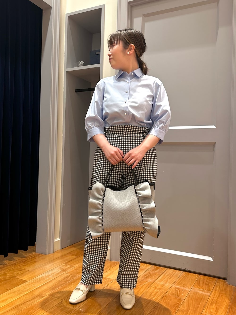 ブルー系のシャツ/ブラウス、ブラック系のその他パンツ、グレー系のトートバッグを着用したレディースの春コーディネートの8枚目の写真