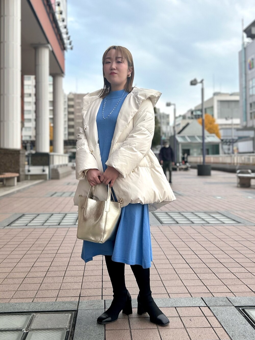 「新星WEARISTAにエントリー、ワンピース、冬アウター、ダウン、ニット、ニットワンピース、カラーニット、トートバッグ、オトナ女子、お出かけコーデ、ママコーデ、きれいめカジュアル、休日スタイル、骨格ストレート、ぽっちゃり」｜「NOLLEY’Sの撥水ダウンショール風フードコート（ダウンジャケット/コート、ホワイト系）」を使った、Hori.Aさん（レディース・158cm）の冬コーディネートの6枚目の写真