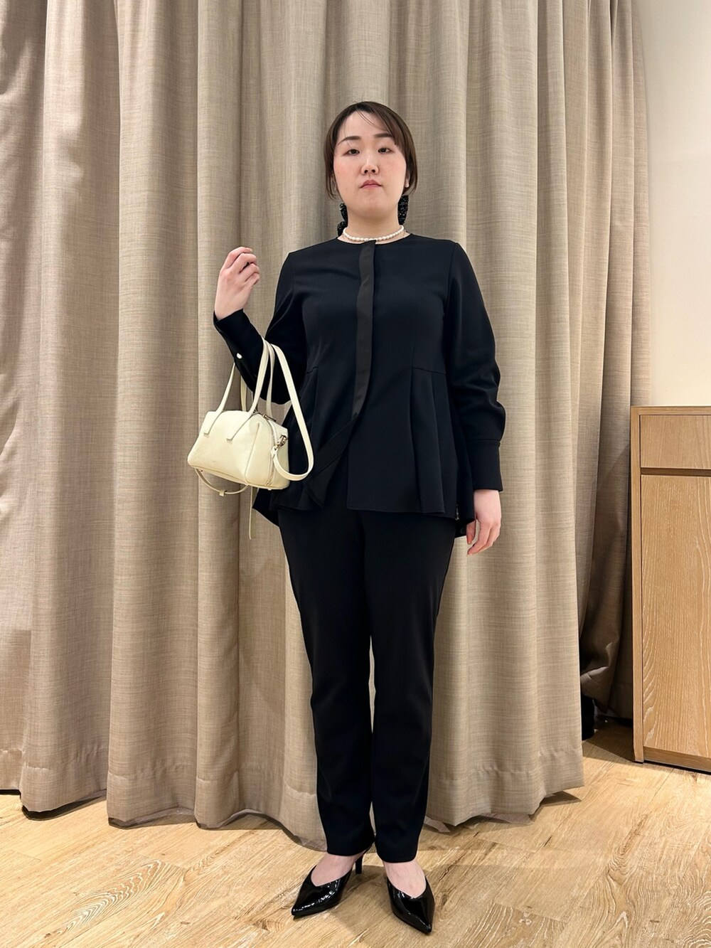 ブルー系のシャツ/ブラウス、ブルー系のその他パンツ、ホワイト系のボストンバッグを着用したレディースの春コーディネートの7枚目の写真
