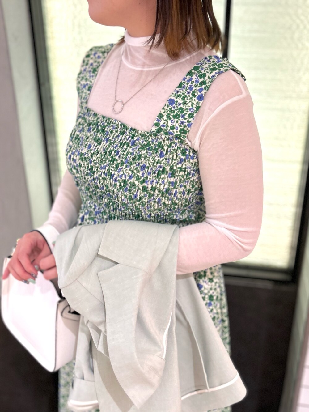 グリーン系のワンピース、ホワイト系のTシャツ/カットソー、グリーン系のテーラードジャケットを着用したレディースの春コーディネートの10枚目の写真