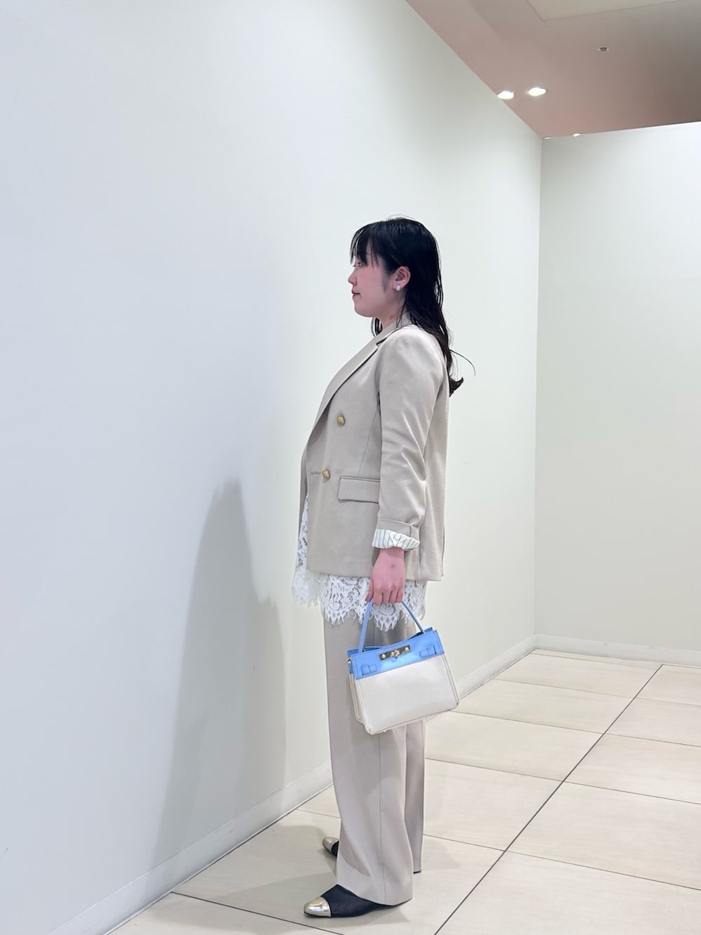 ベージュ系のテーラードジャケット、ベージュ系のその他パンツ、ホワイト系のニット/セーターを着用したレディースの春コーディネートの4枚目の写真