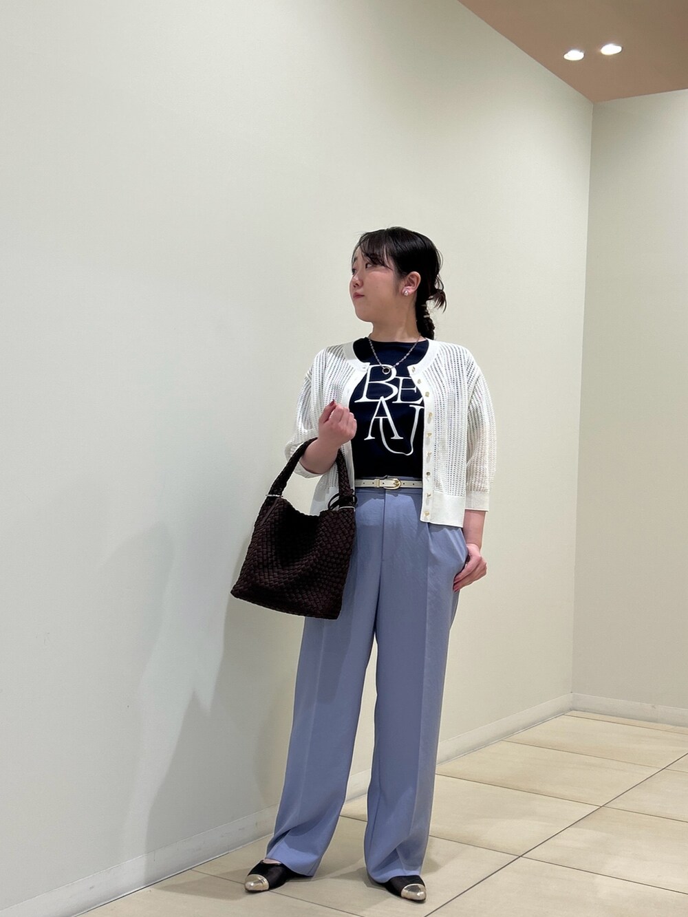 ホワイト系のカーディガン/ボレロ、ブルー系のTシャツ/カットソー、ブルー系のその他パンツを着用したレディースの春コーディネートの5枚目の写真