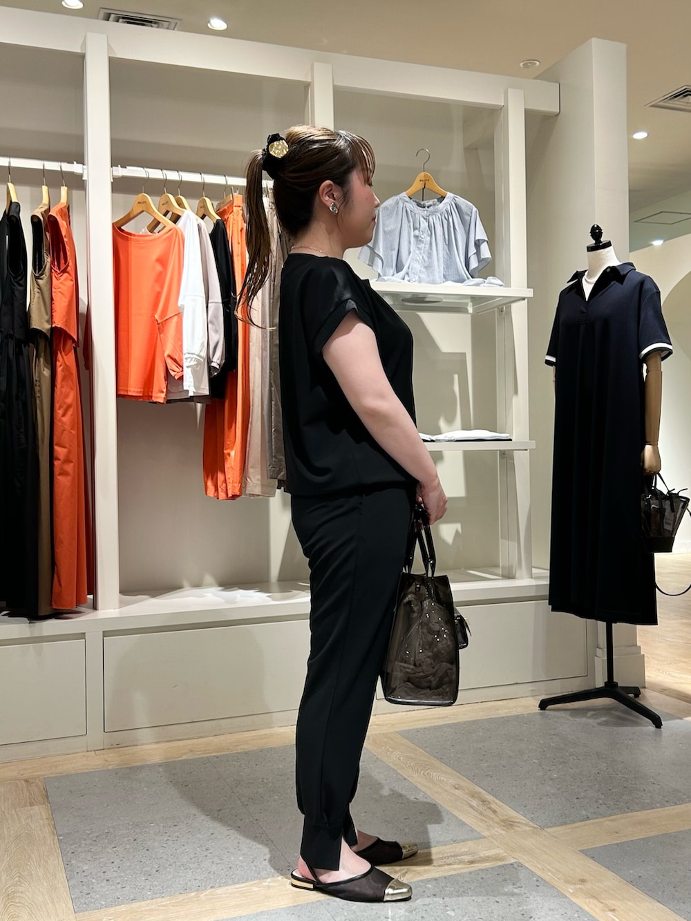 ブラック系のTシャツ/カットソー、ブラック系のその他パンツ、ブラック系のトートバッグを着用したレディースの春コーディネートの4枚目の写真