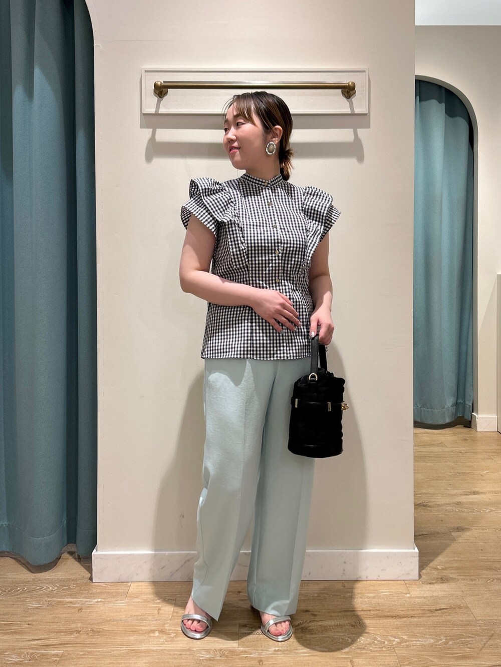 ブルー系のシャツ/ブラウス、グリーン系のその他パンツ、ブラック系のショルダーバッグを着用したレディースの夏コーディネートの8枚目の写真