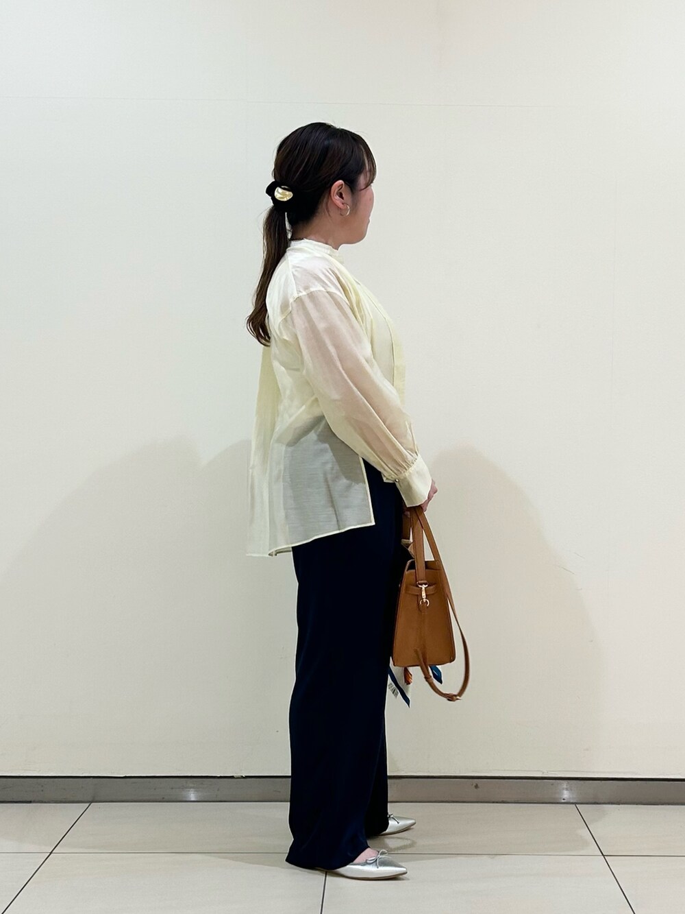 イエロー系のシャツ/ブラウス、ホワイト系のタンクトップ、ブルー系のその他パンツを着用したレディースの春コーディネートの2枚目の写真