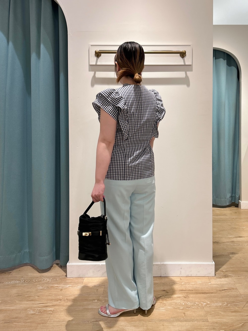 ブルー系のシャツ/ブラウス、グリーン系のその他パンツ、ブラック系のショルダーバッグを着用したレディースの夏コーディネートの4枚目の写真