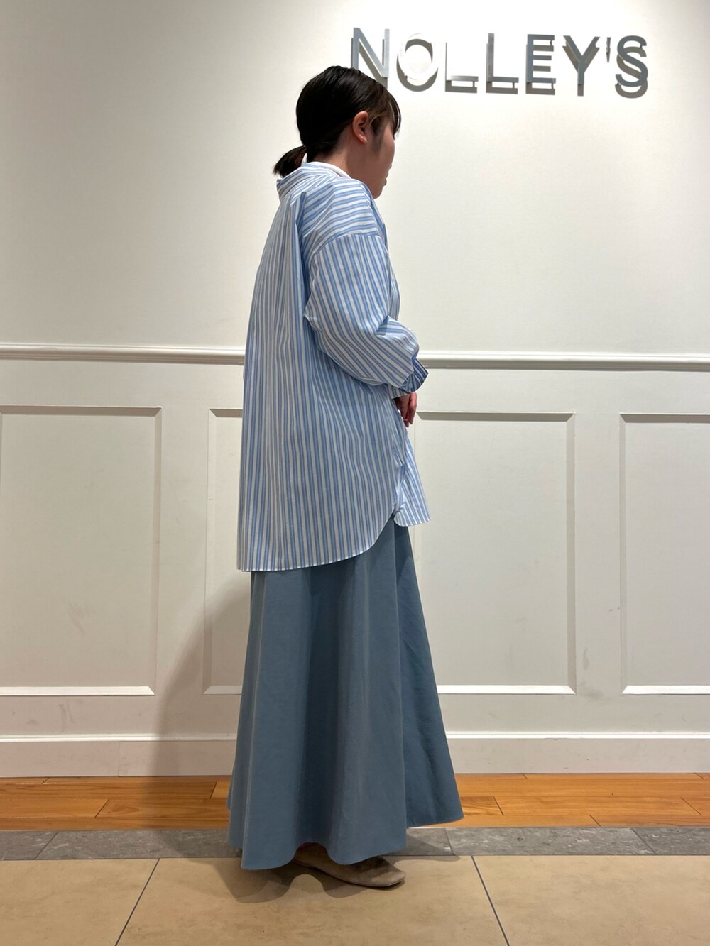 ブルー系のシャツ/ブラウス、ブルー系のスカート、ホワイト系のTシャツ/カットソーを着用したレディースの春コーディネートの3枚目の写真