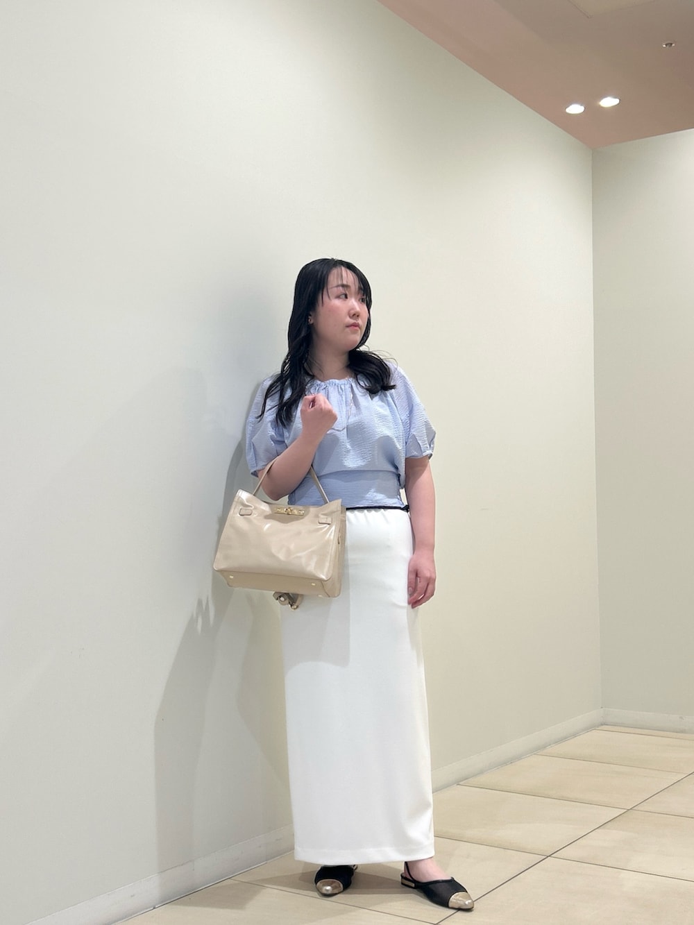 ブルー系のシャツ/ブラウス、ホワイト系のスカート、ベージュ系のトートバッグを着用したレディースの夏コーディネートの7枚目の写真