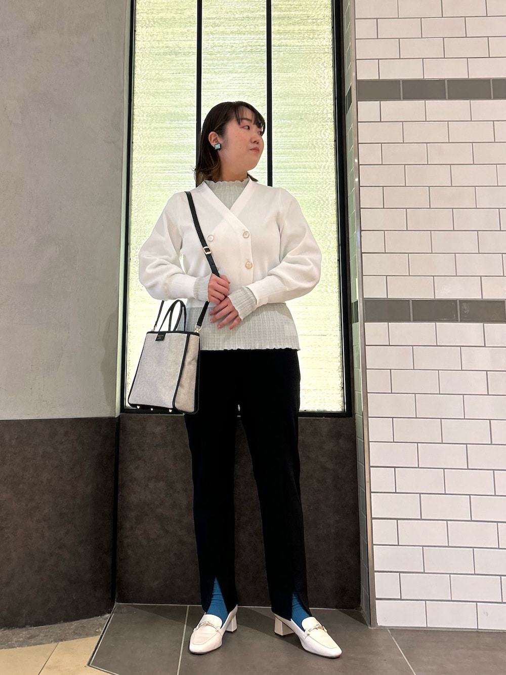 ホワイト系のカーディガン/ボレロ、グリーン系のTシャツ/カットソー、ブラック系のトートバッグを着用したレディースの春コーディネートの9枚目の写真