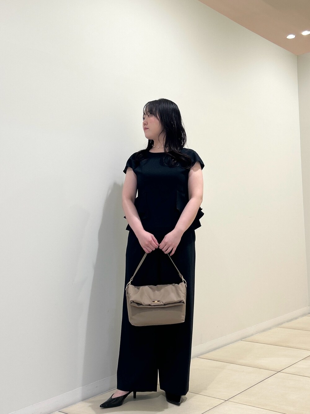 ブルー系のシャツ/ブラウス、ブルー系のその他パンツ、ベージュ系のショルダーバッグを着用したレディースの夏コーディネートの9枚目の写真