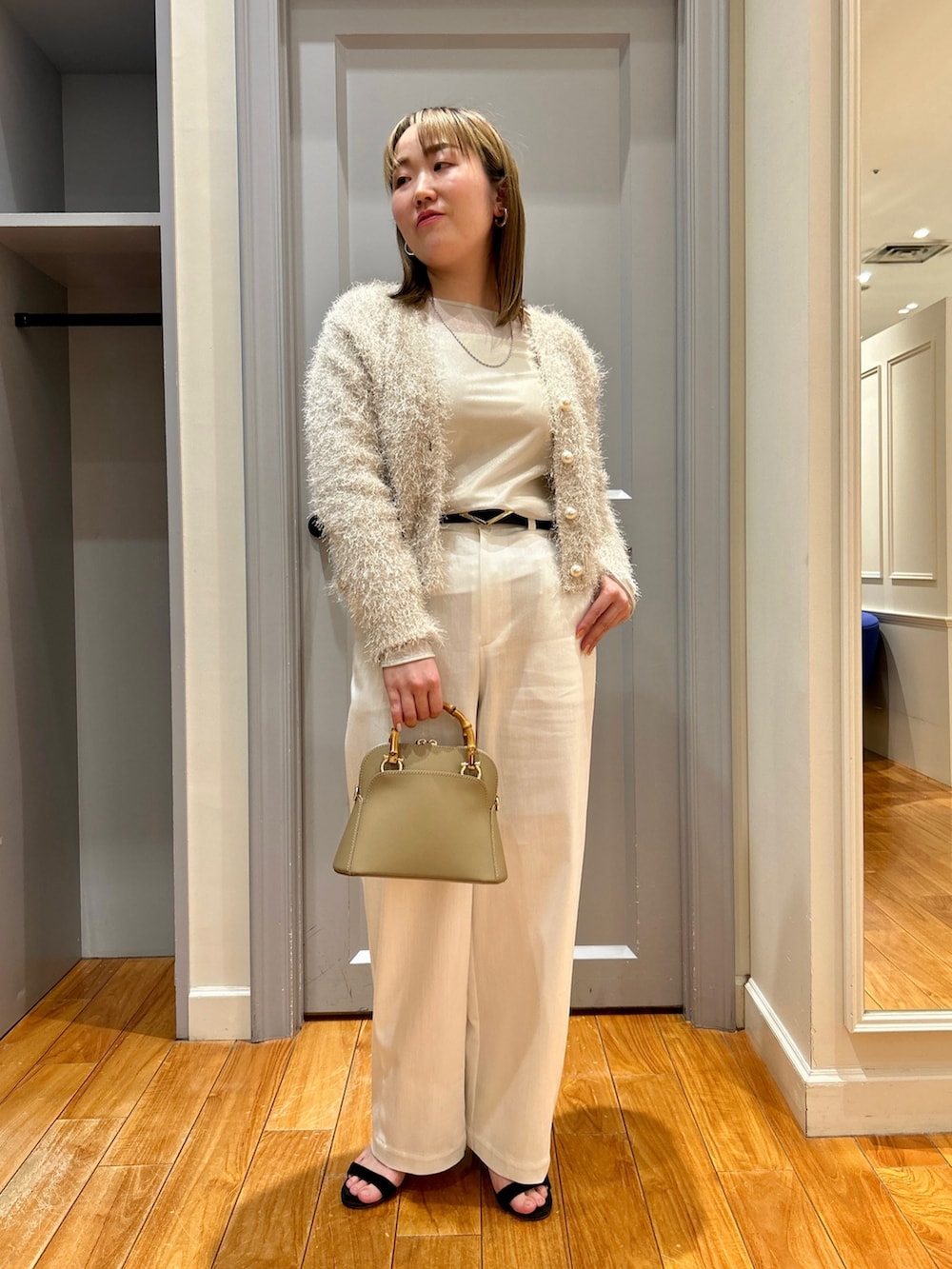 ホワイト系のカーディガン/ボレロ、ベージュ系のTシャツ/カットソー、ホワイト系のタンクトップを着用したレディースの春コーディネートの7枚目の写真