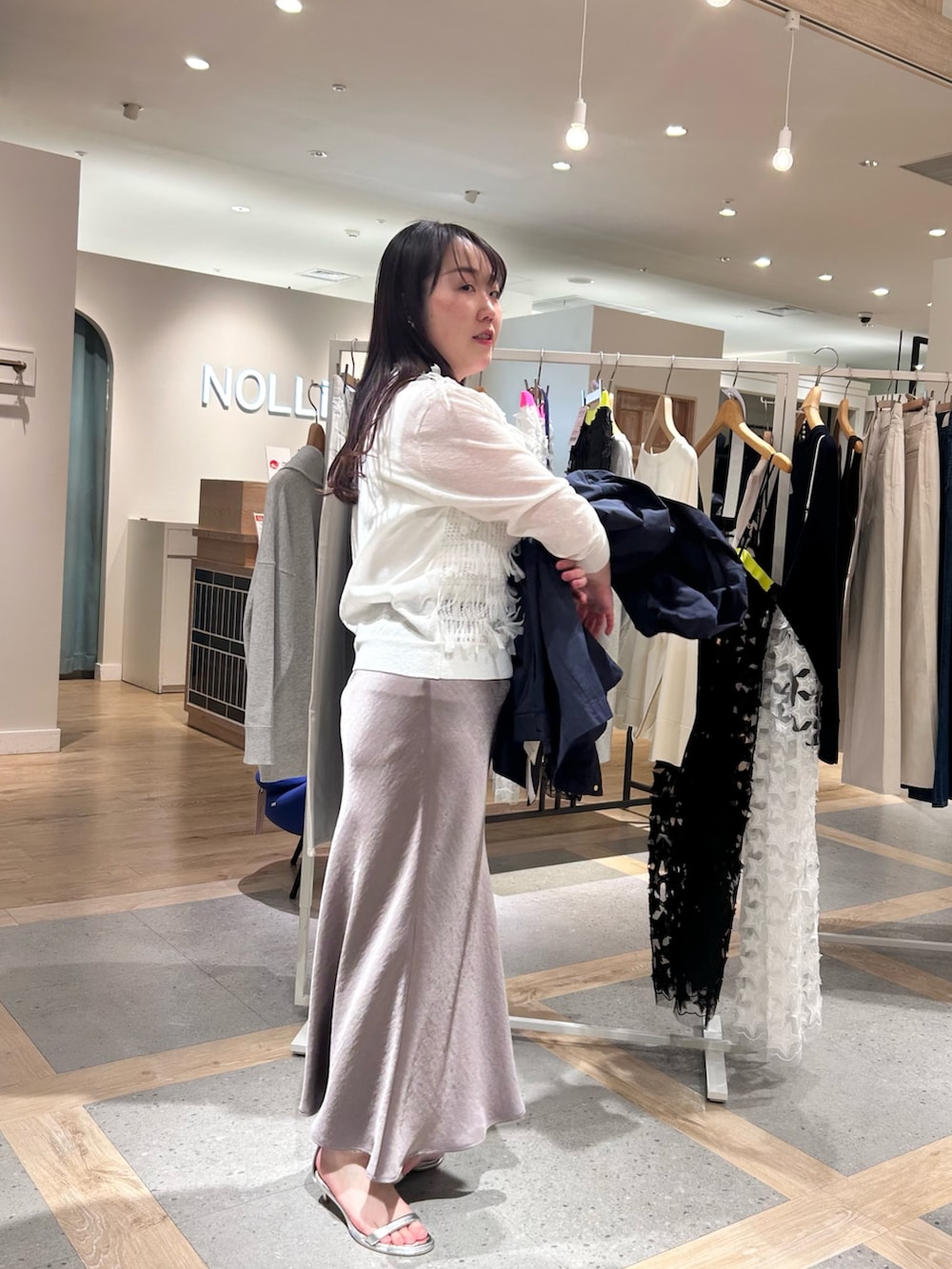 ホワイト系のカーディガン/ボレロ、ホワイト系のタンクトップ、ブルー系のブルゾンを着用したレディースの春コーディネートの4枚目の写真