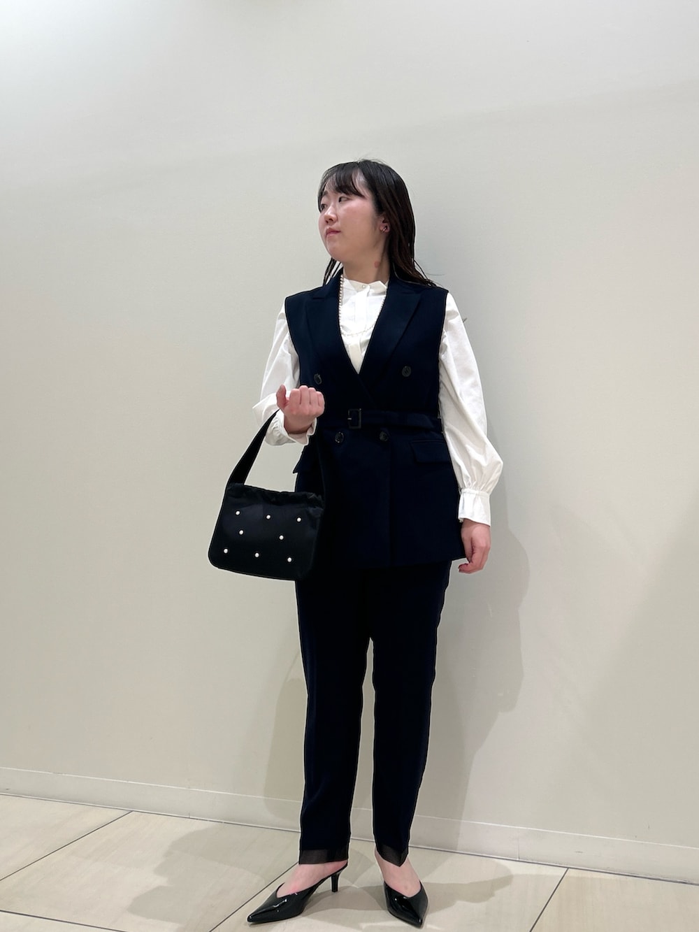 ブルー系のベスト、ブルー系のその他パンツ、ホワイト系のシャツ/ブラウスを着用したレディースの春コーディネートの6枚目の写真