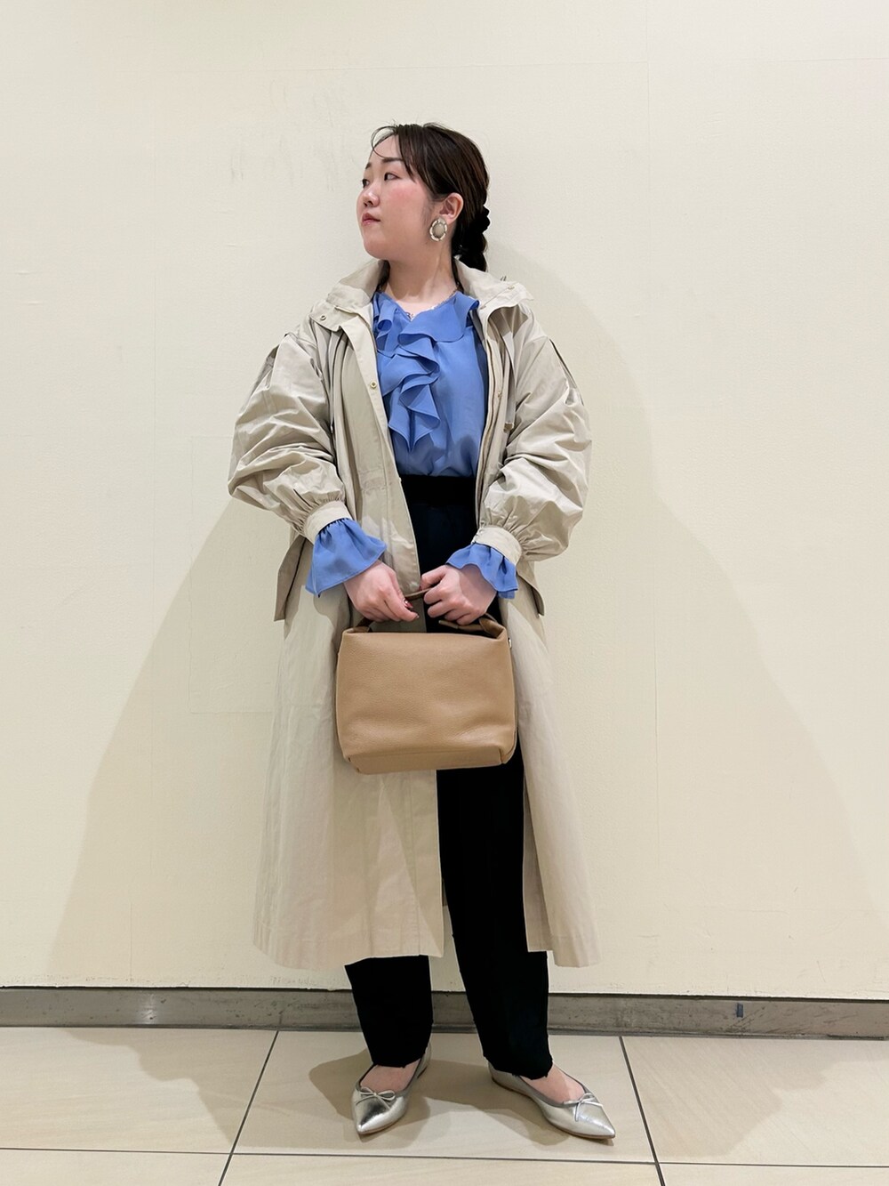 ベージュ系のダッフルコート、ブルー系のシャツ/ブラウス、ブルー系のその他パンツを着用したレディースの春コーディネートの9枚目の写真