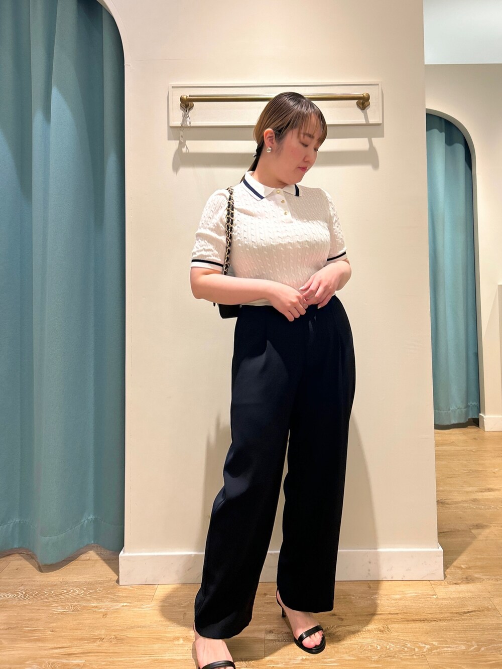 ホワイト系のニット/セーター、ブルー系のその他パンツ、ブラック系のショルダーバッグを着用したレディースの夏コーディネートの7枚目の写真