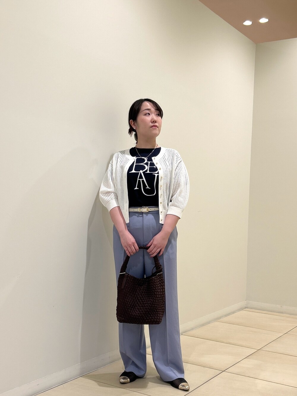 ホワイト系のカーディガン/ボレロ、ブルー系のTシャツ/カットソー、ブルー系のその他パンツを着用したレディースの春コーディネートの10枚目の写真