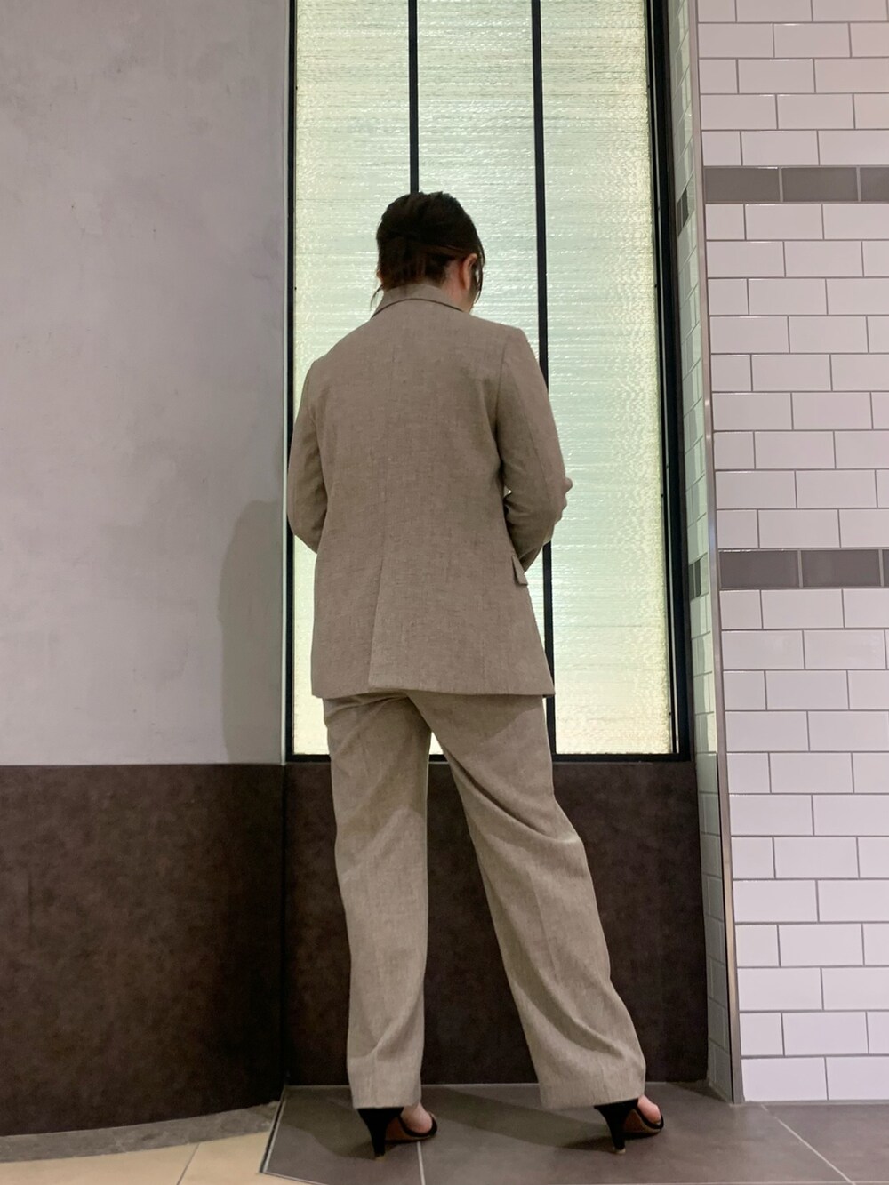 ベージュ系のベスト、ベージュ系のその他パンツ、ホワイト系のTシャツ/カットソーを着用したレディースの冬コーディネートの9枚目の写真