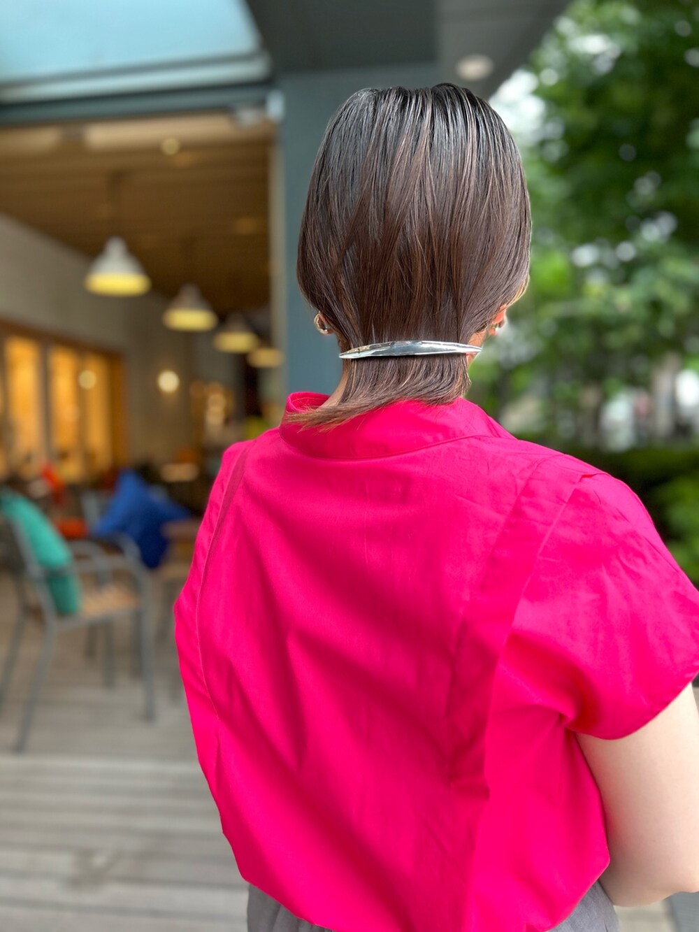 ピンク系のシャツ/ブラウス、ブラック系のトートバッグ、グレー系のその他パンツを着用したレディースの夏コーディネートの10枚目の写真