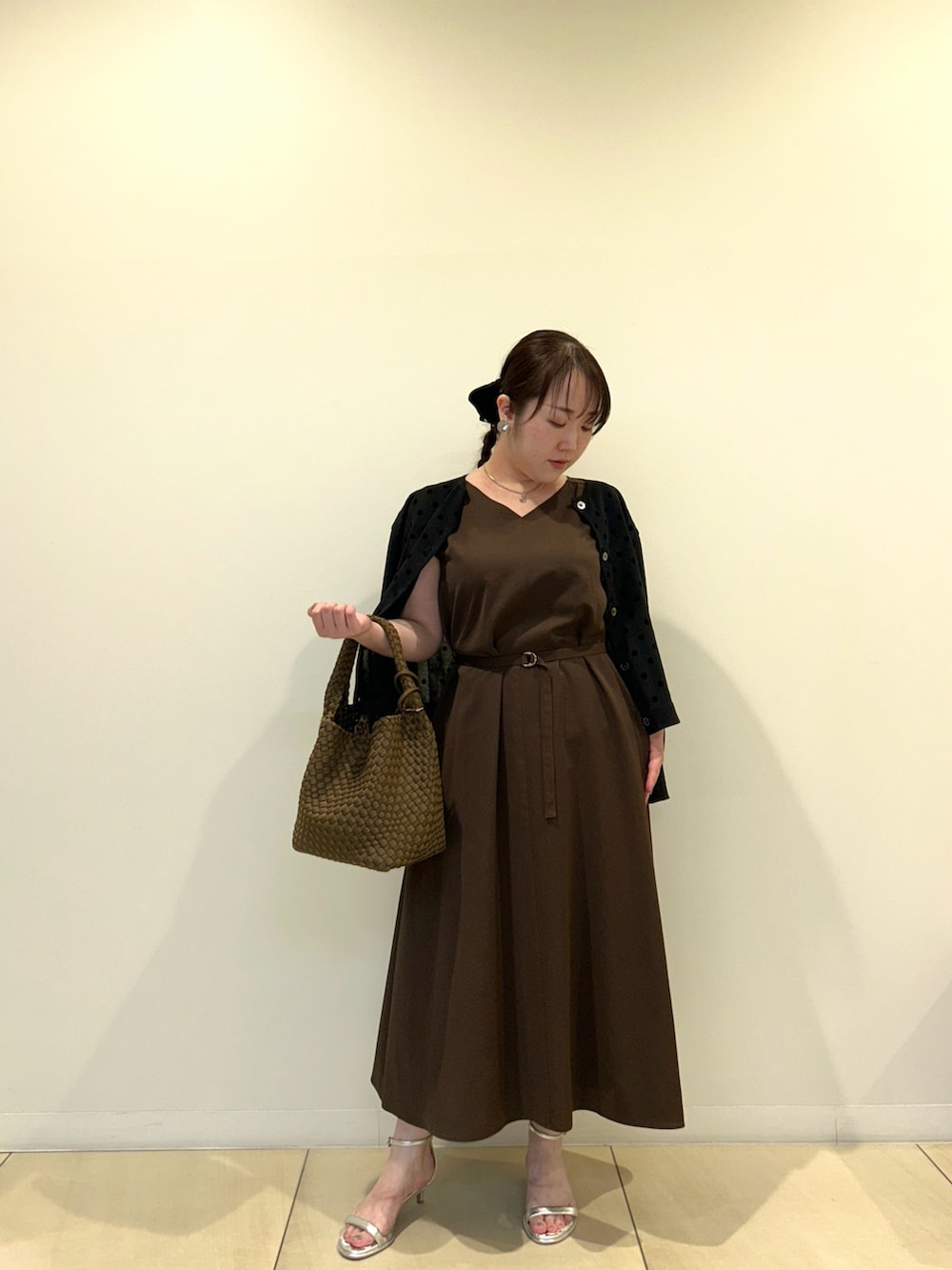 ブラック系のカーディガン/ボレロ、ブラウン系のワンピース、ブラウン系のショルダーバッグを着用したレディースの秋コーディネートの7枚目の写真
