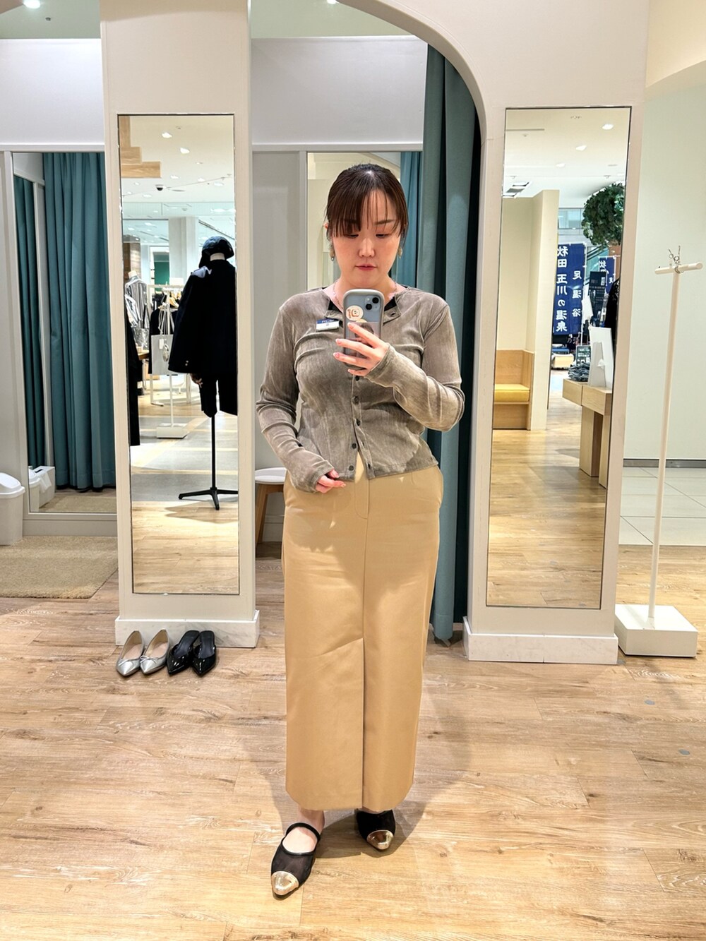 グレー系のカーディガン/ボレロ、ベージュ系のスカート、ベージュ系のショルダーバッグを着用したレディースの秋コーディネートの8枚目の写真