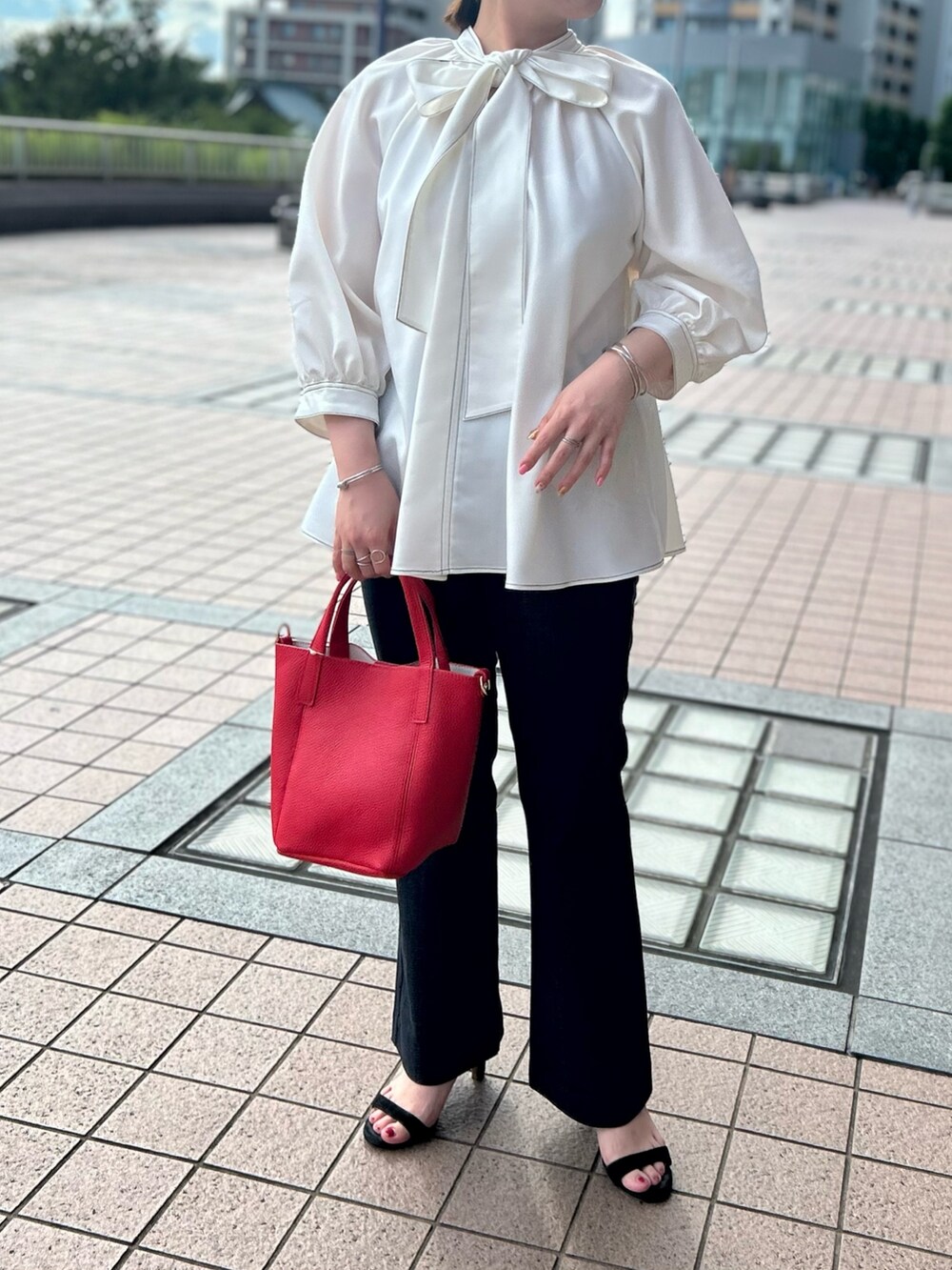 ホワイト系のシャツ/ブラウス、レッド系のトートバッグ、ブラック系のその他パンツを着用したレディースの夏コーディネートの9枚目の写真