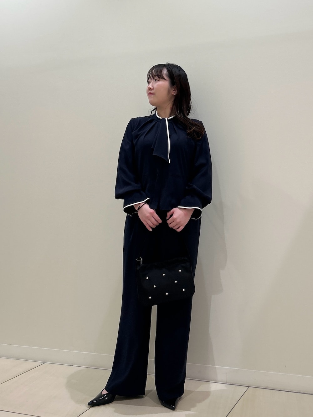 ブルー系のシャツ/ブラウス、ブルー系のその他パンツ、ブラック系のハンドバッグを着用したレディースの春コーディネートの9枚目の写真