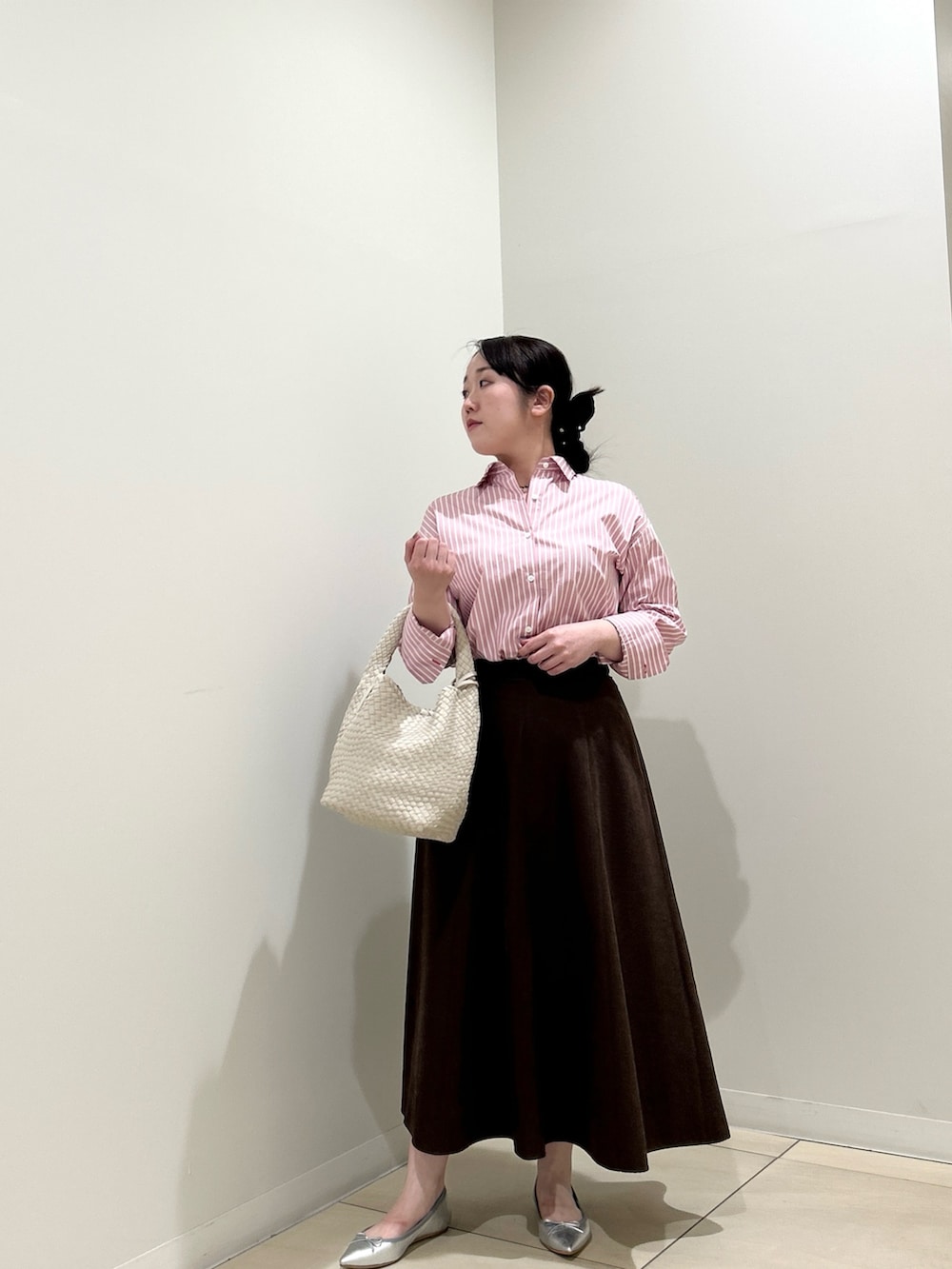 ピンク系のシャツ/ブラウス、ブラウン系のスカート、ホワイト系のショルダーバッグを着用したレディースの秋コーディネートの9枚目の写真