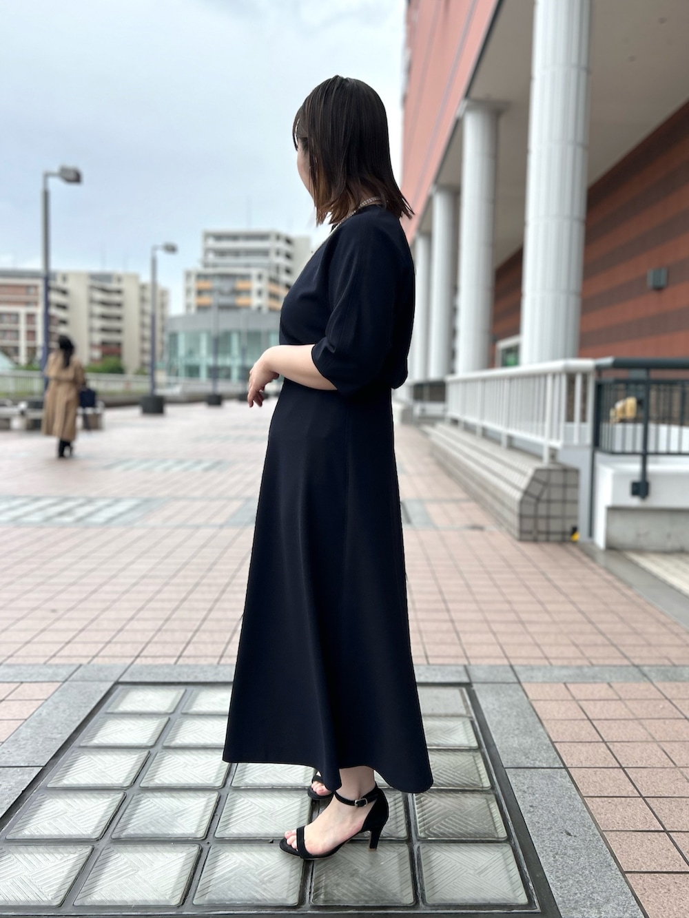 ブルー系のTシャツ/カットソー、ブルー系のスカート、ホワイト系のボストンバッグを着用したレディースの春コーディネートの3枚目の写真