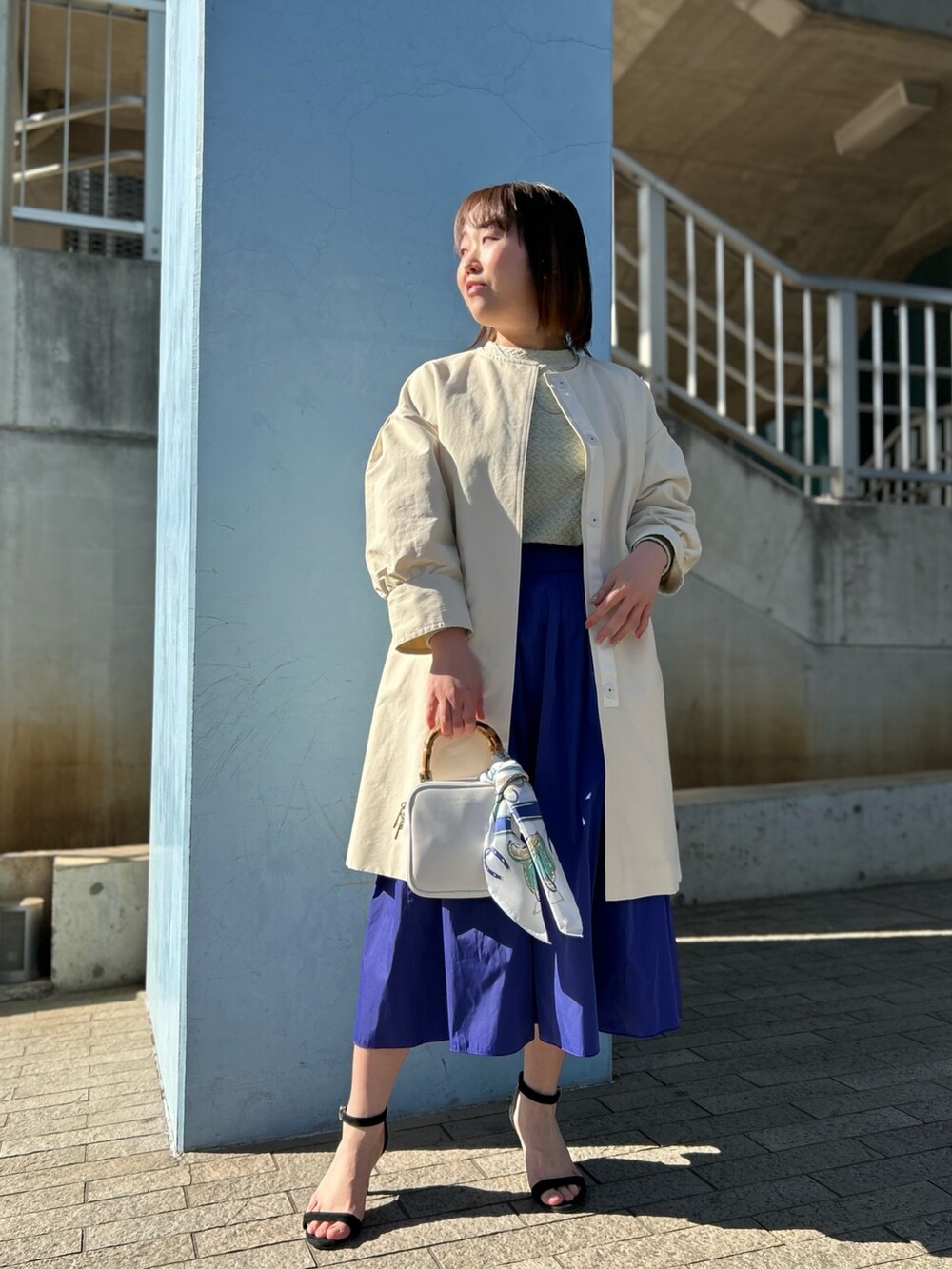 ホワイト系のその他アウター、グリーン系のTシャツ/カットソー、ブルー系のスカートを着用したレディースの冬コーディネートの7枚目の写真