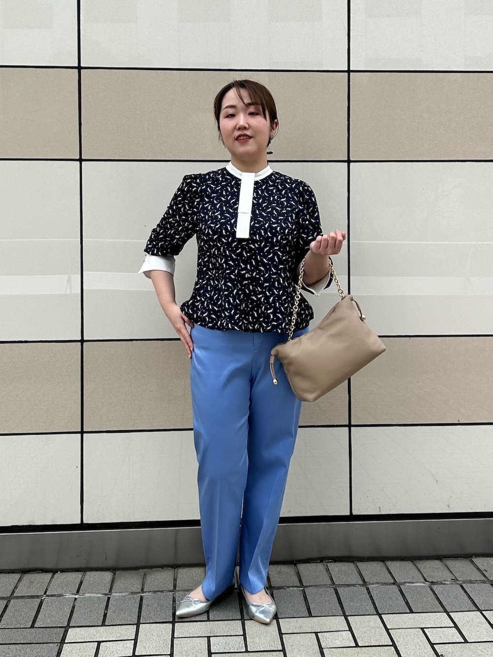 ブルー系のシャツ/ブラウス、ブルー系のその他パンツ、ベージュ系のショルダーバッグを着用したレディースの秋コーディネートの8枚目の写真