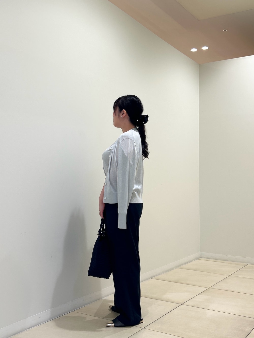 シルバー系のカーディガン/ボレロ、シルバー系のニット/セーター、ブルー系のその他パンツを着用したレディースの夏コーディネートの2枚目の写真