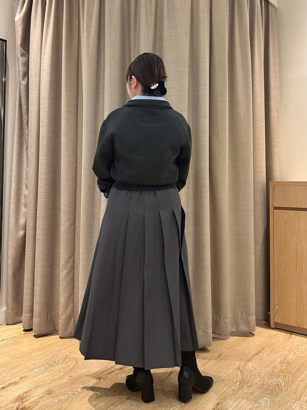 グレー系のブルゾン、ブルー系のシャツ/ブラウス、グレー系のスカートを着用したレディースの秋コーディネートの3枚目の写真