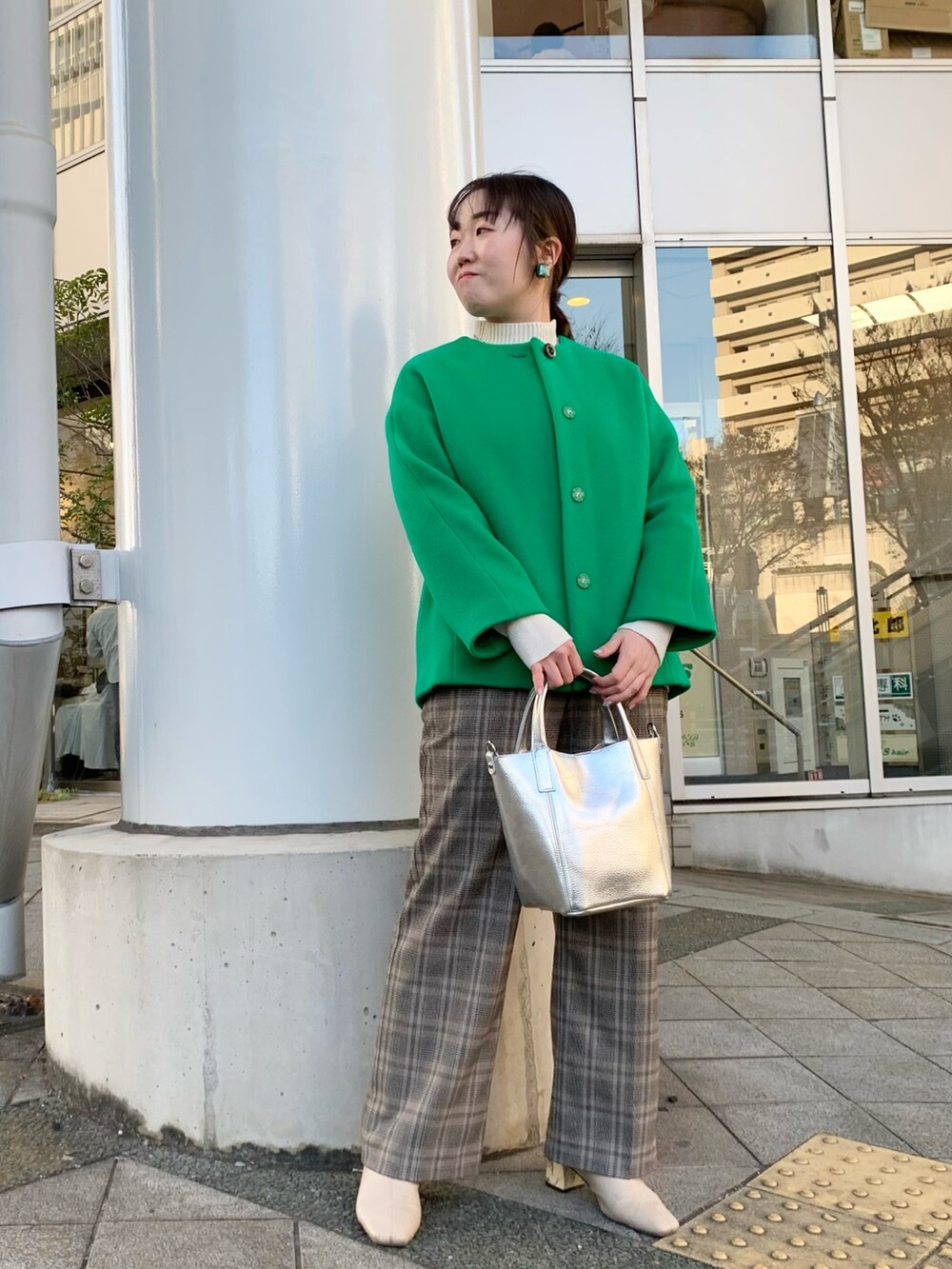 ブラック系のショルダーバッグ、ブラウン系のその他パンツ、ベージュ系のニット/セーターを着用したレディースの冬コーディネートの8枚目の写真