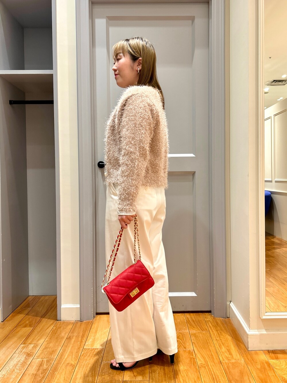 ピンク系のカーディガン/ボレロ、ホワイト系のチノパンツ、ベージュ系のTシャツ/カットソーを着用したレディースの春コーディネートの4枚目の写真