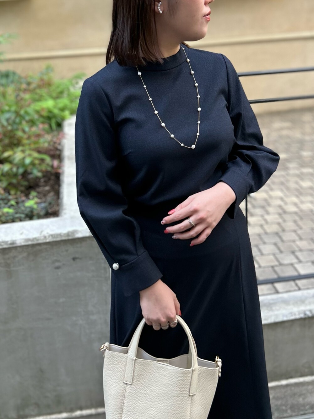 ブルー系のシャツ/ブラウス、ブルー系のスカート、ホワイト系のトートバッグを着用したレディースの秋コーディネートの10枚目の写真