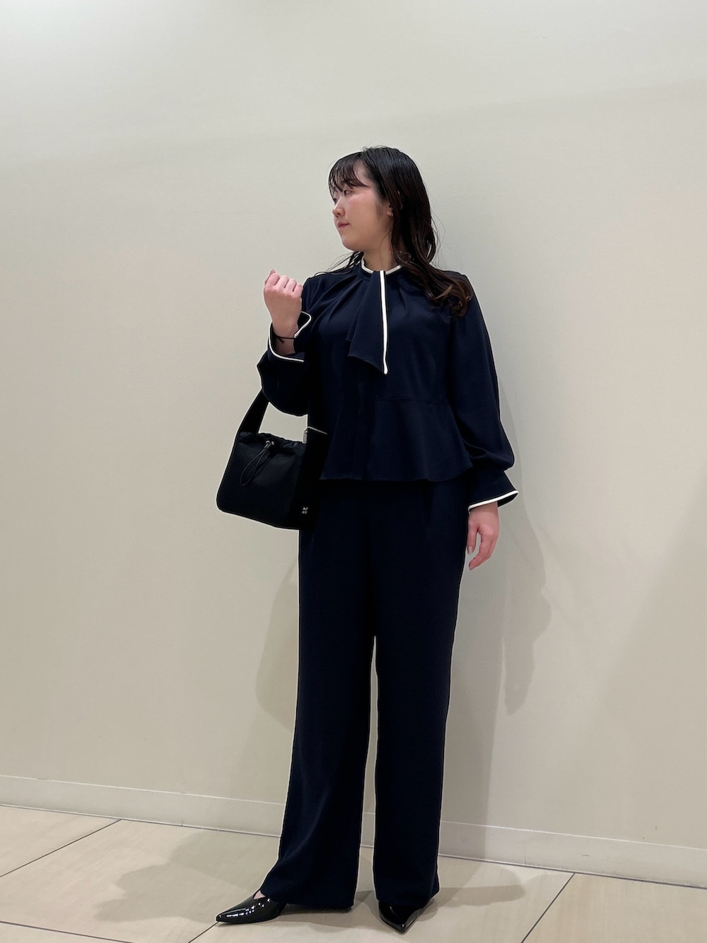 ブルー系のシャツ/ブラウス、ブルー系のその他パンツ、ブラック系のハンドバッグを着用したレディースの春コーディネートの8枚目の写真