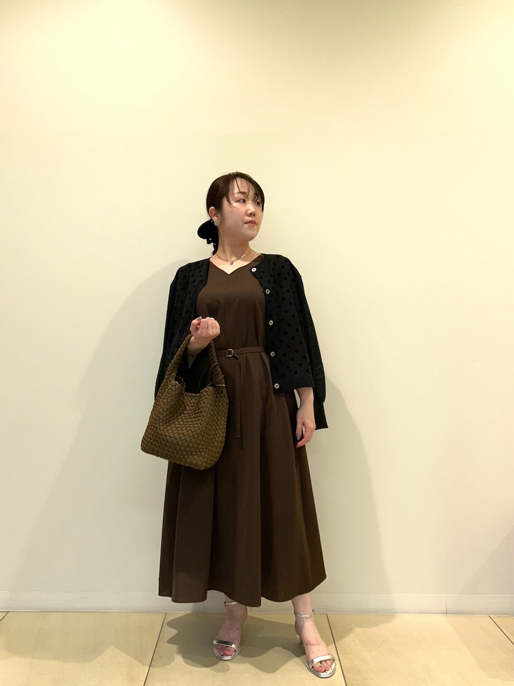 ブラック系のカーディガン/ボレロ、ブラウン系のワンピース、ブラウン系のショルダーバッグを着用したレディースの秋コーディネートの5枚目の写真