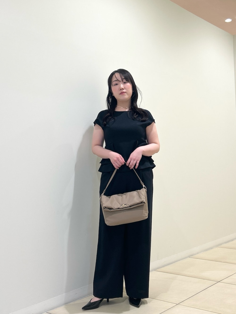 ブルー系のシャツ/ブラウス、ブルー系のその他パンツ、ベージュ系のショルダーバッグを着用したレディースの夏コーディネートの8枚目の写真